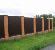 Как да се изгради ограда от велпапе с тухлени колони?