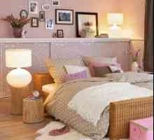 Рафтовете над леглото и таблата с рафтове: удобна и стилна