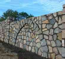 Изграждане на ограда от естествен камък с ръцете си