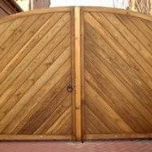 Дървена порта с ръцете си: възможности и методи на строителство