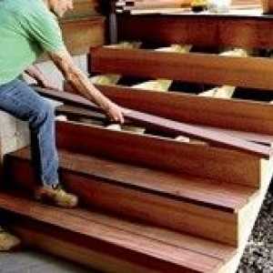 Производство на дървени стълби с ръце до дома му