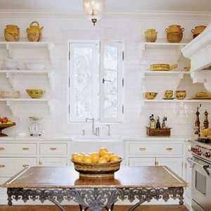 Рафтове за кухнята, като част от оригиналния интериор и практическо допълнение към домакинята