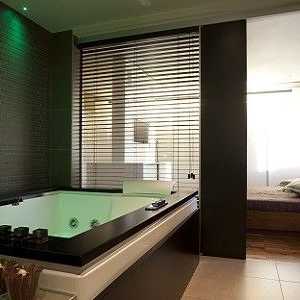 Модерен интериорен дизайн на баня в ретро стил и хай-тек