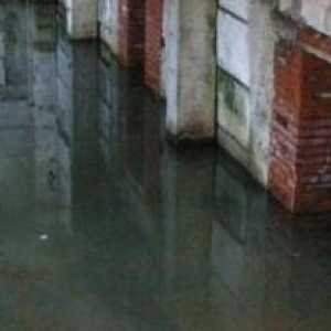 Наводненията от мазето на жилищен блок